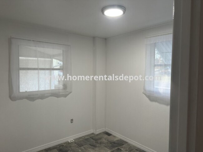 1611 Dolphin Dr in St. Cloud, FL - Foto de edificio - Building Photo