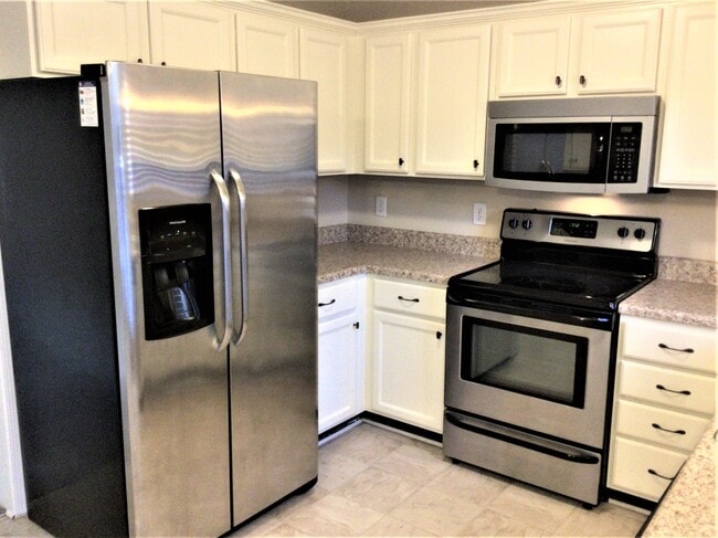 6323 Stonewick Dr in Jamestown, NC - Building Photo - Building Photo