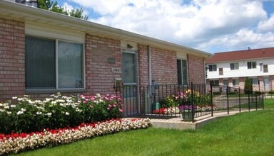 Kensington Place in Roseville, MI - Foto de edificio - Building Photo