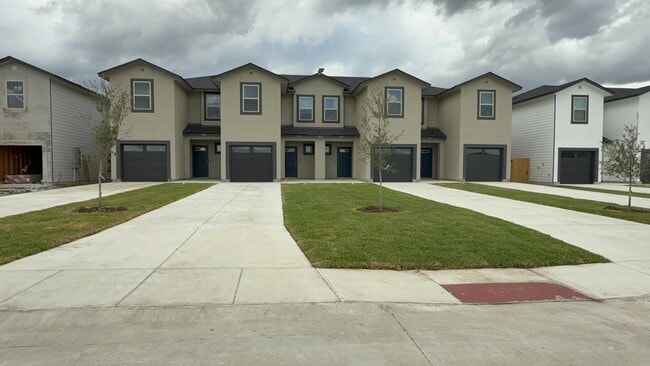 8319 V. Pisa in San Antonio, TX - Building Photo - Building Photo