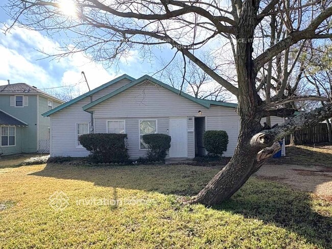 property at 905 E Crockett St