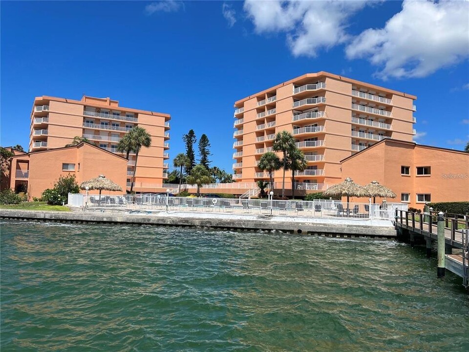 7432 Sunshine Skyway Ln S in St. Petersburg, FL - Foto de edificio