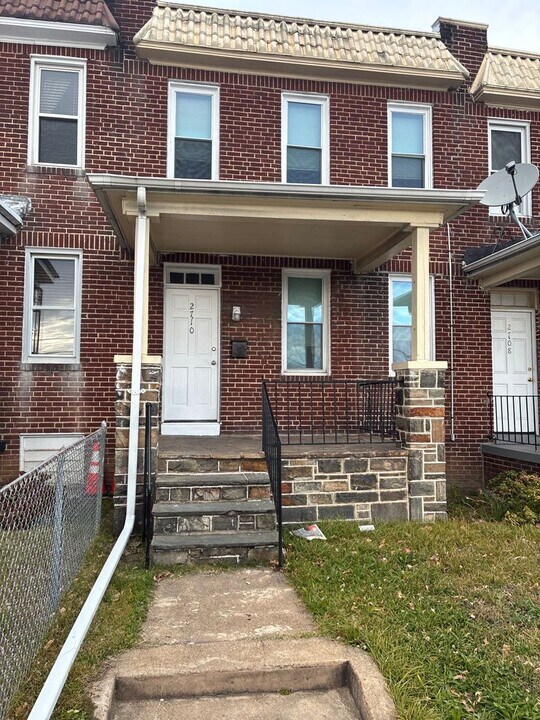 2710 W Franklin St in Baltimore, MD - Building Photo
