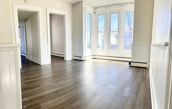 112 Elm St, Unit #1 in Amesbury, MA - Building Photo - Building Photo