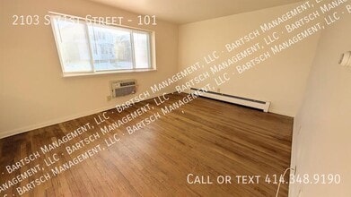 2103 S 71st St in West Allis, WI - Foto de edificio - Building Photo