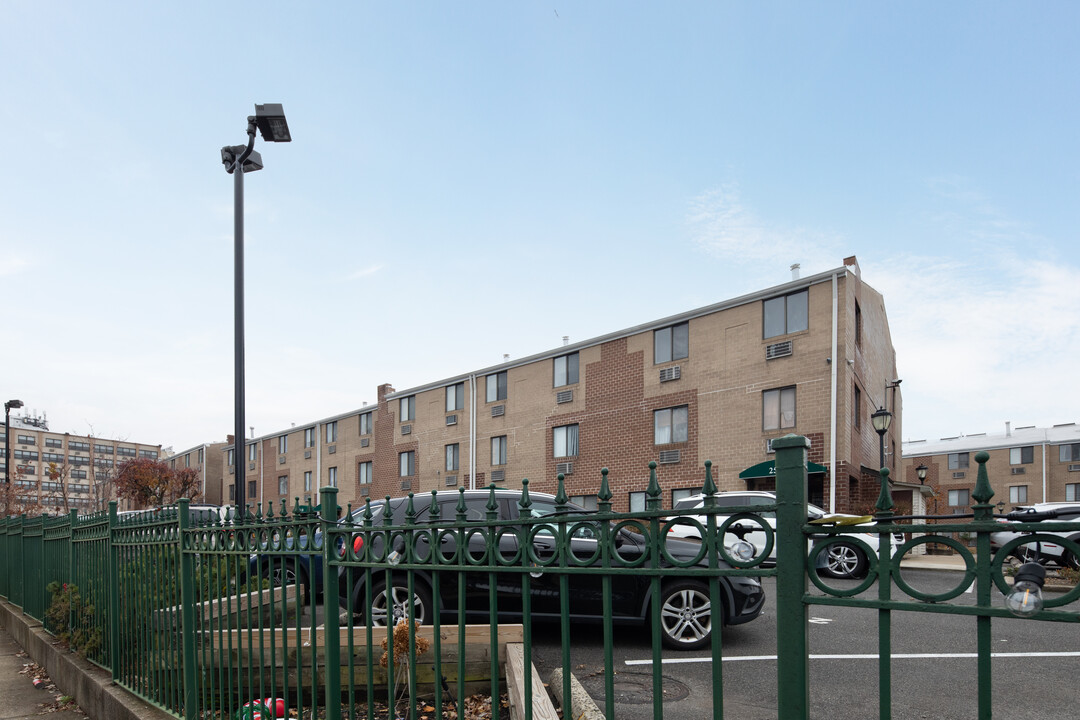 Skyline Terrace in Flushing, NY - Foto de edificio