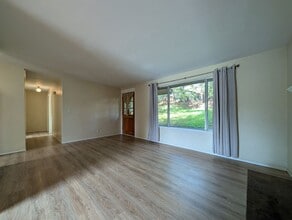 4483 Fox Hollow Rd in Eugene, OR - Building Photo - Building Photo