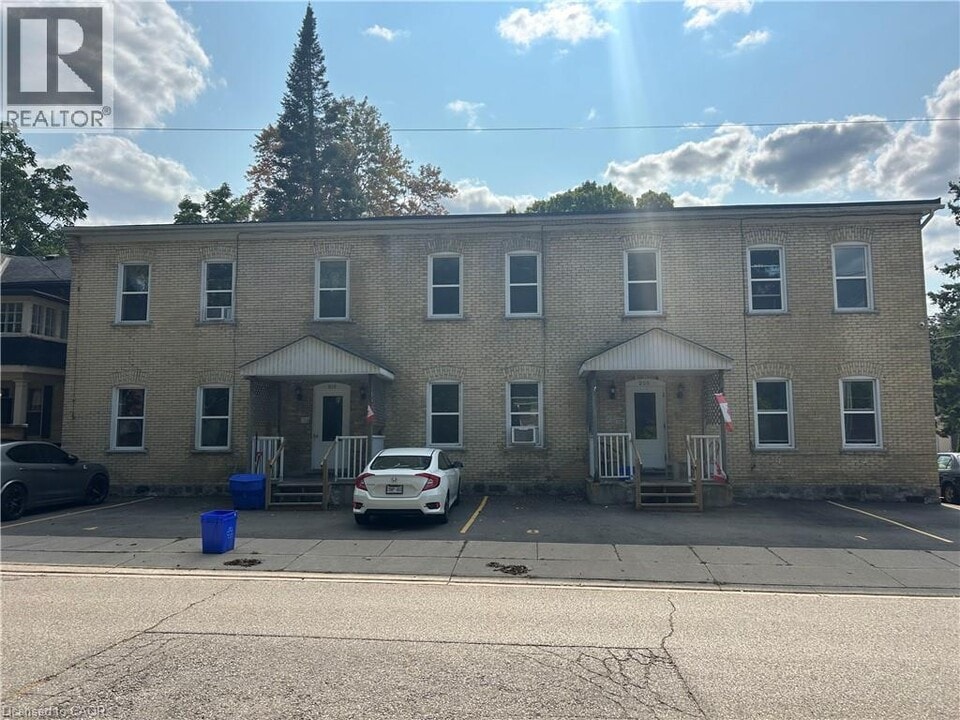 206 Queenston Rd in Cambridge, ON - Building Photo