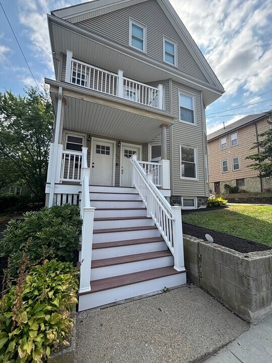 33-35-35 Baker St in Malden, MA - Foto de edificio