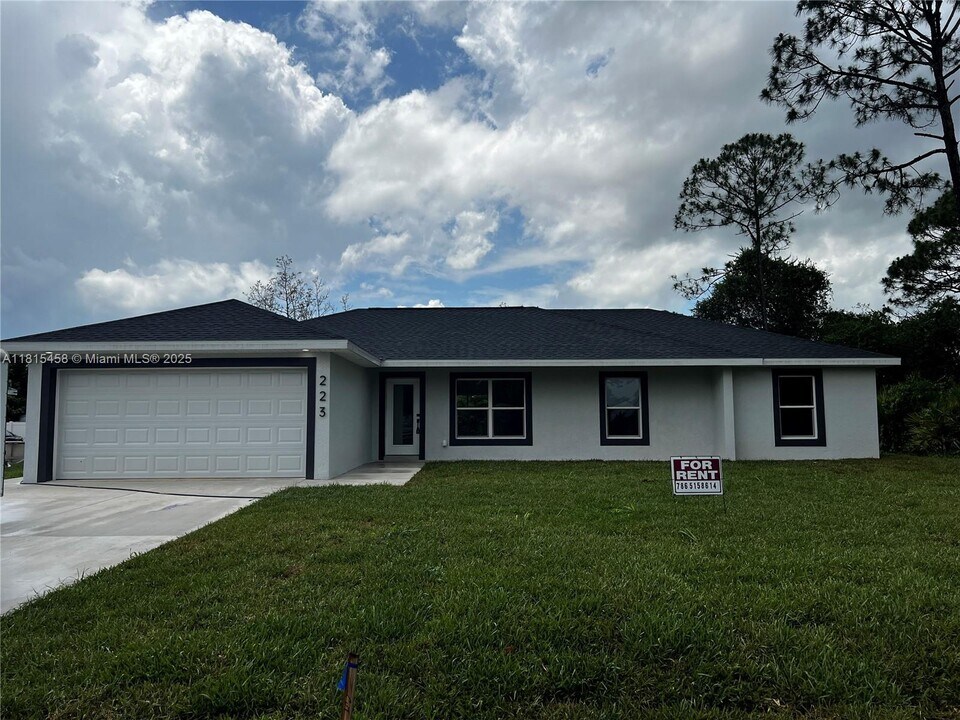 223 Vanwall Terrace in Sebring, FL - Building Photo