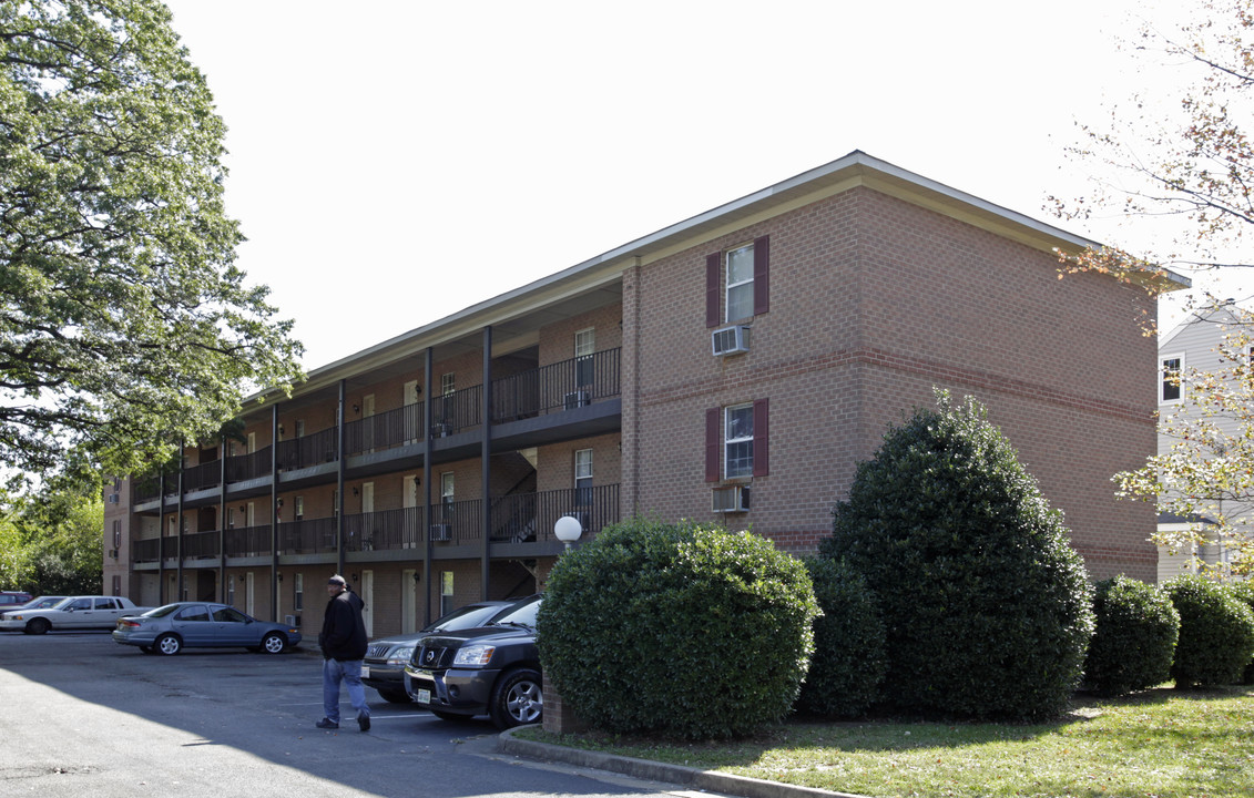 Pine Oak Apartments in Richmond, VA - Building Photo