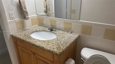 400 SW 2nd St, Unit 202 in Miami, FL - Building Photo - Building Photo