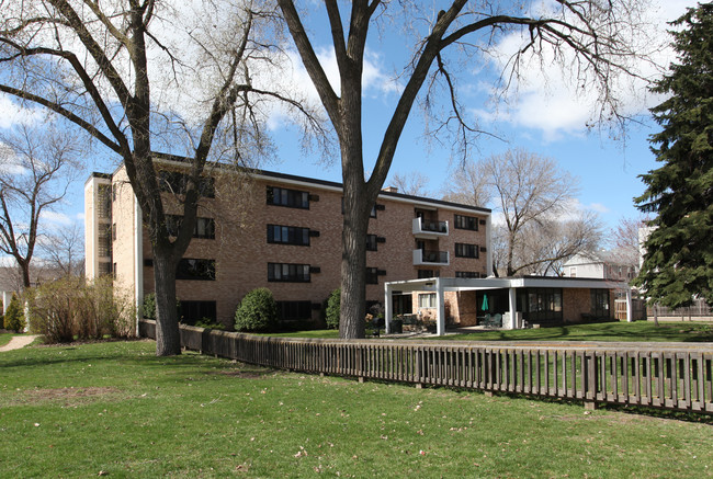 Dickman Park Apartment in Minneapolis, MN - Building Photo - Building Photo