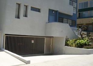 2584 S Centinela Ave in Los Angeles, CA - Foto de edificio - Building Photo