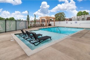 Pearl Flats in Nashville, TN - Building Photo