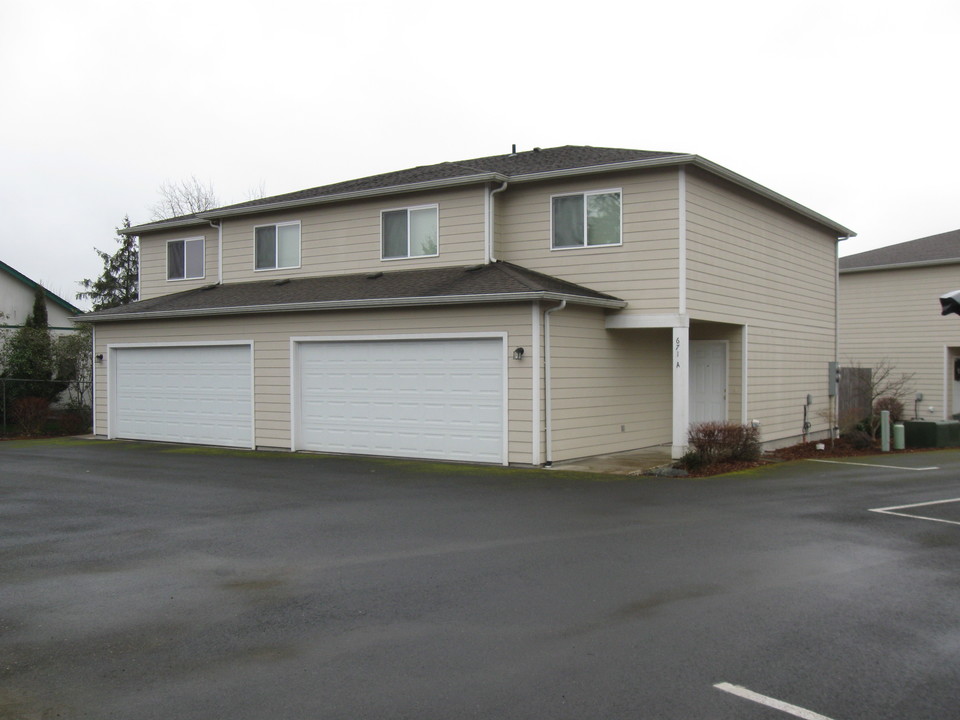 Madlen Court Apartments/Self Storage Complex in Chehalis, WA - Building Photo