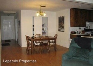1827 Devra Dr in Tallahassee, FL - Foto de edificio - Building Photo