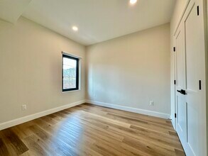 63 Belgrade Ave, Unit 103 in Boston, MA - Foto de edificio - Building Photo