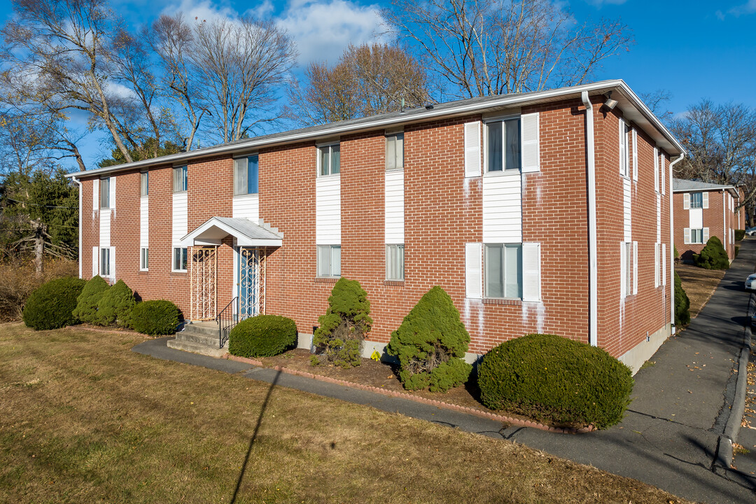 Southington Manor in Southington, CT - Foto de edificio