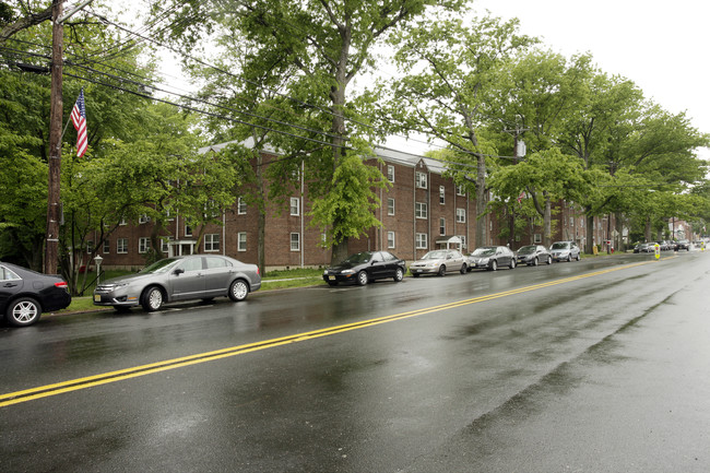 Cedar Lane Gardens in Teaneck, NJ - Building Photo - Building Photo