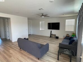 5444 Spg Mountain Ln in Antioch, CA - Foto de edificio - Building Photo