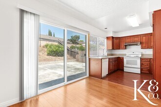 559 W Avenida De Las Flores in Thousand Oaks, CA - Building Photo - Building Photo