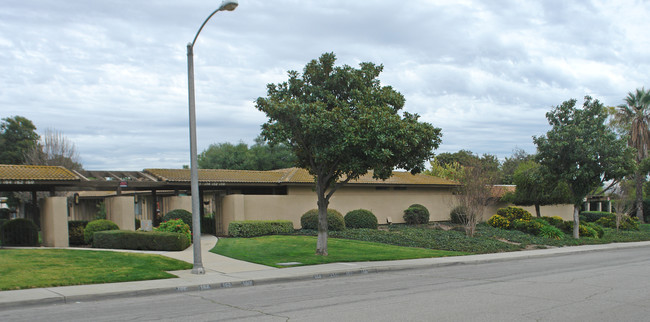 Cambridge in Claremont, CA - Foto de edificio - Building Photo