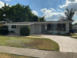 570 NE 173rd St in North Miami Beach, FL - Foto de edificio - Building Photo