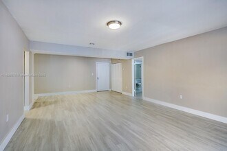 8305 SW 72nd Ave in Miami, FL - Building Photo - Building Photo