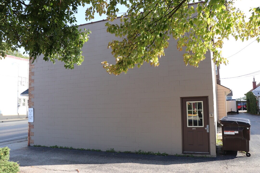 1103 Front St in McHenry, IL - Building Photo