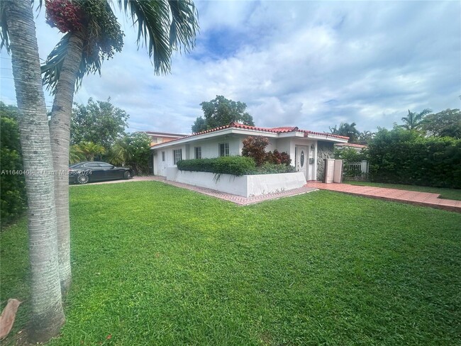 4001 Red Rd in Miami, FL - Building Photo - Building Photo