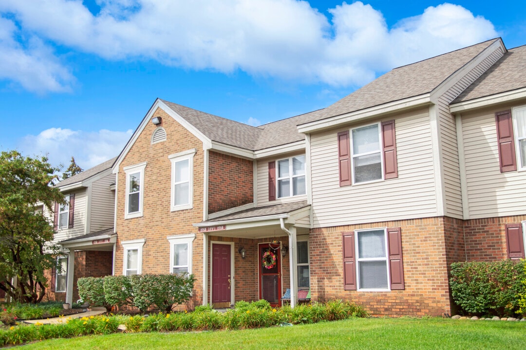 Whispering Winds Apartments in Rochester Hills, MI - Foto de edificio