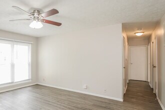 8302 42nd St in Indianapolis, IN - Foto de edificio - Building Photo