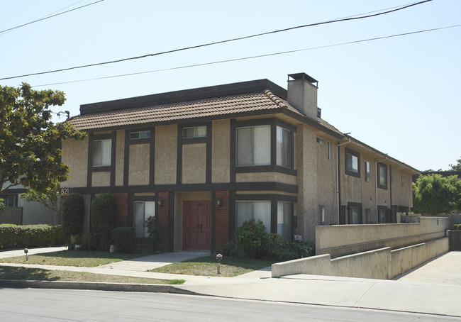 821 N Monterey St in Alhambra, CA - Foto de edificio - Building Photo