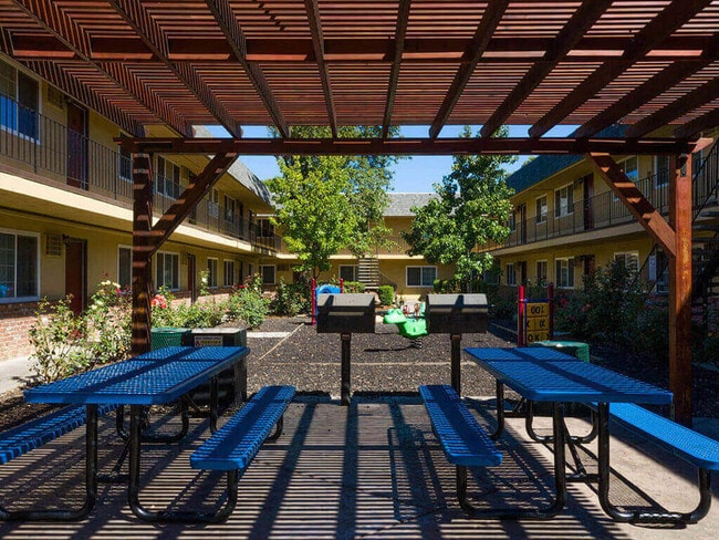 Dover Park Apartments in Fairfield, CA - Building Photo - Building Photo