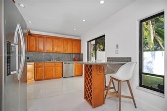 230 Cranwood Dr in Key Biscayne, FL - Building Photo - Building Photo