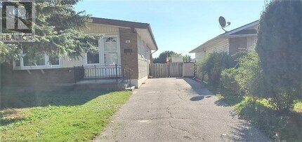 102 Pepperwood Crescent in Kitchener, ON - Building Photo - Building Photo