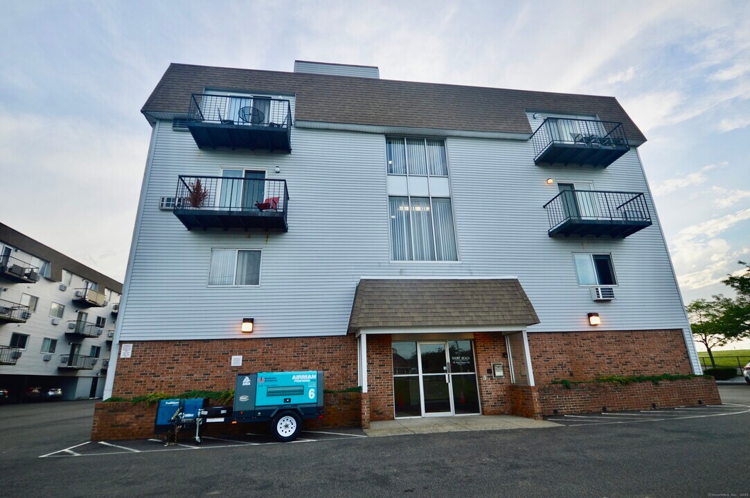 115 Short Beach Rd in Stratford, CT - Building Photo