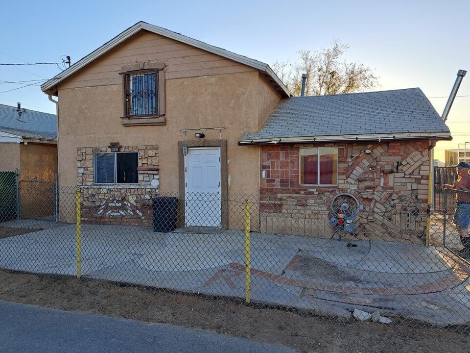 11938 Lee Ave in Adelanto, CA - Foto de edificio