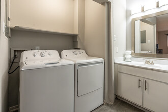 Harbour Point Apartments in Webster, TX - Foto de edificio - Interior Photo