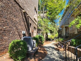 1212 Virginia Ct in Atlanta, GA - Foto de edificio - Building Photo