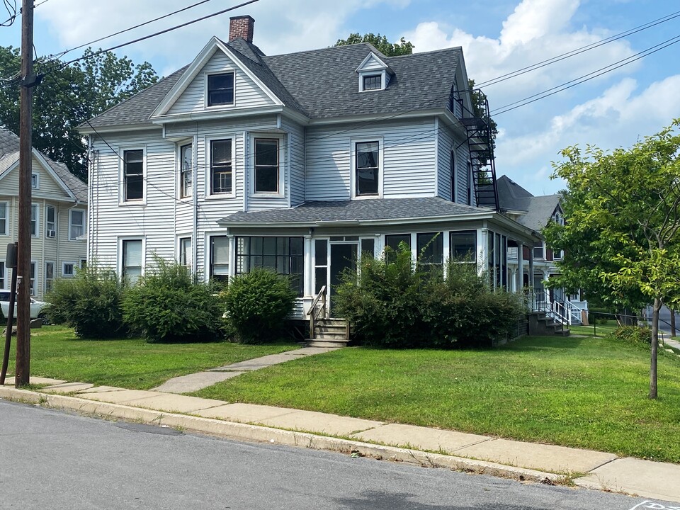 27 Church St in Oneonta, NY - Building Photo