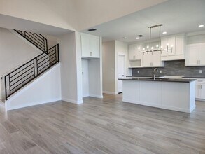 7506 Cresta Bella St in Laredo, TX - Foto de edificio - Building Photo