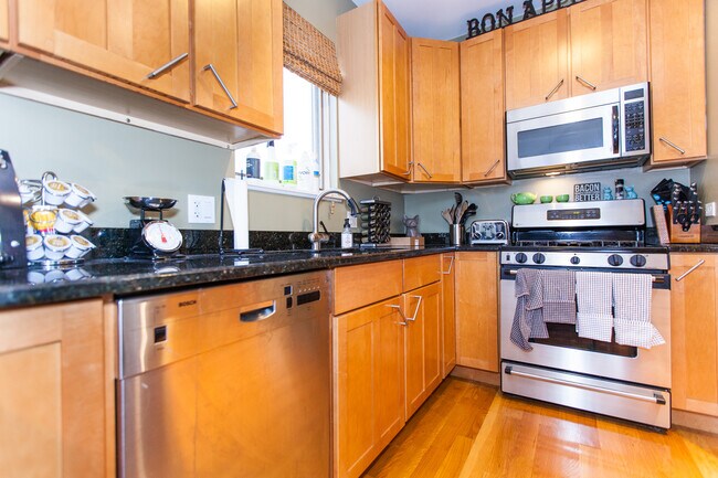 928 N Wood St, Unit 3 in Chicago, IL - Building Photo - Building Photo