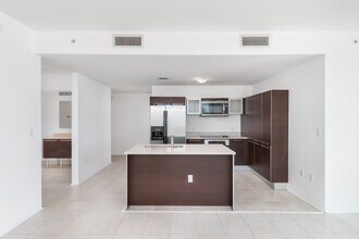 1900 N Bayshore Dr, Unit 2611 in Miami, FL - Building Photo - Building Photo