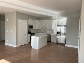 400 Oak St, Unit 400 Oak Street-Apt 1A in Copiague, NY - Building Photo - Building Photo