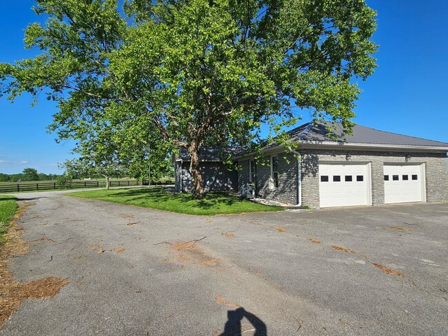 6490 Russell Cave Rd in Lexington, KY - Building Photo - Building Photo
