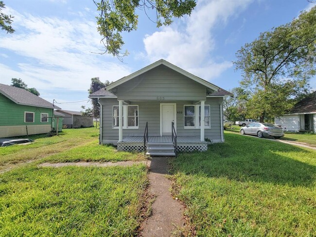 605 N Avenue A in Freeport, TX - Foto de edificio - Building Photo