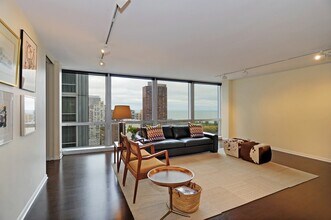 330 W Diversey Pkwy in Chicago, IL - Building Photo - Building Photo