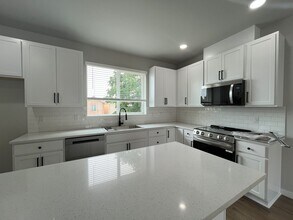 7920 SE Mitchell St in Portland, OR - Building Photo - Building Photo